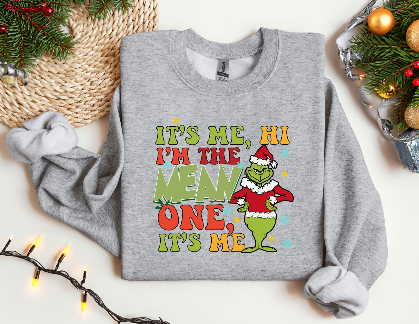 a grey sweatshirt with the words it's me, i'm the men