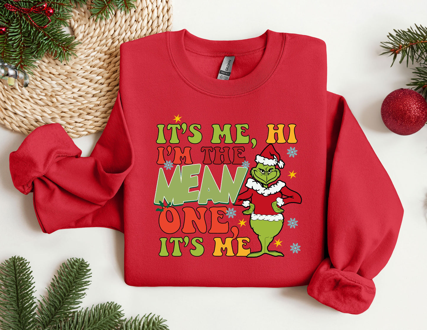 a red sweatshirt with the words it's me, i'm the men