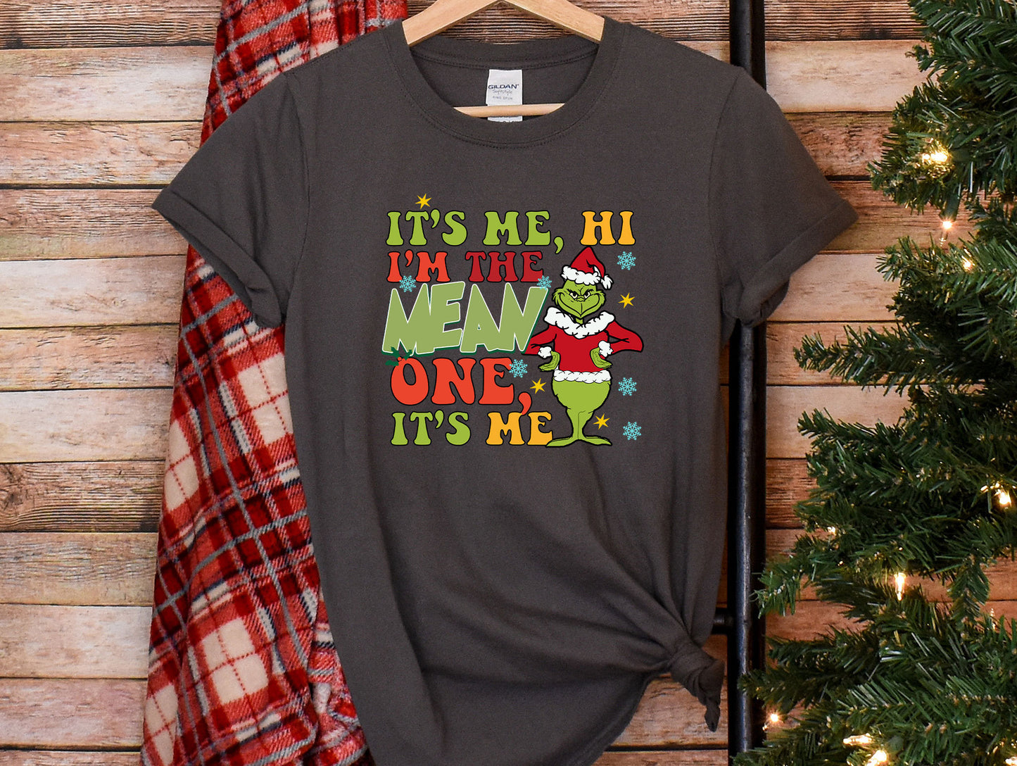 a t - shirt that says it's me, i'm the men