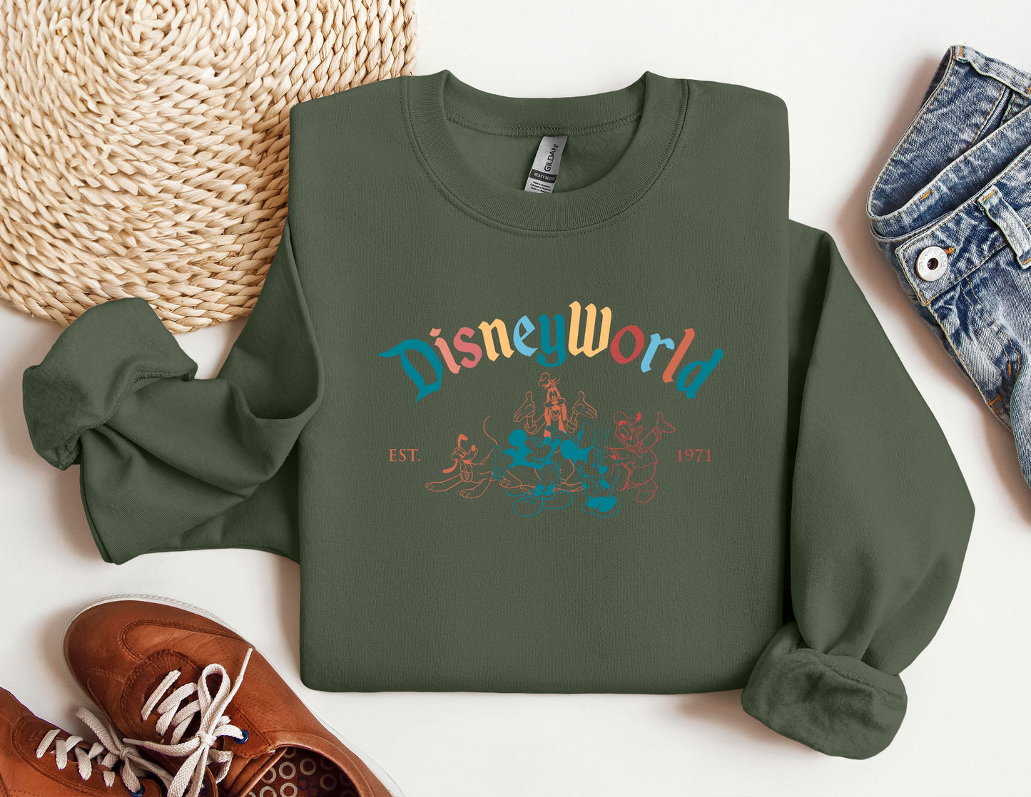 a green sweatshirt with the words'tise world'printed on it