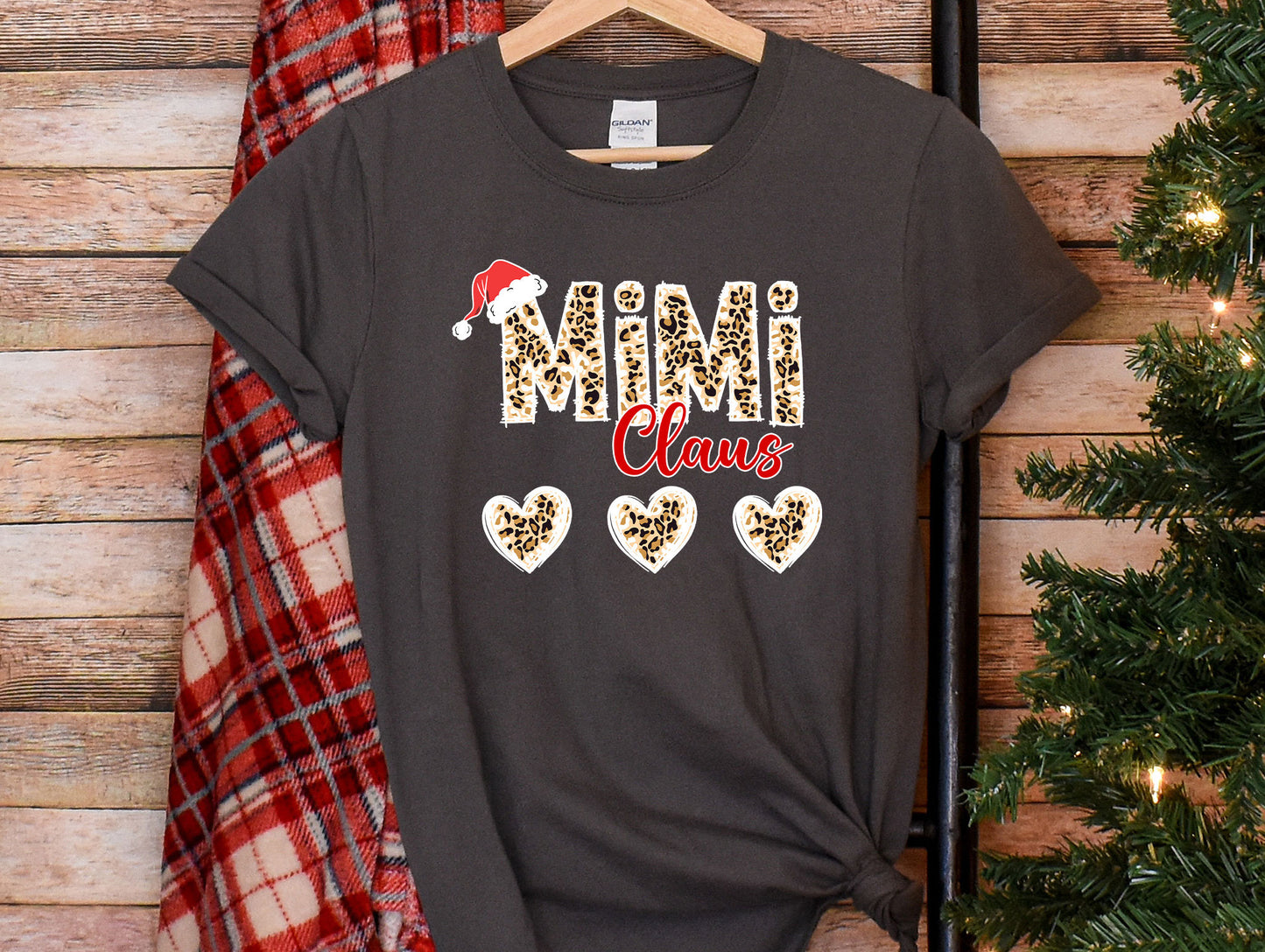 a t - shirt that says mom christmas on it