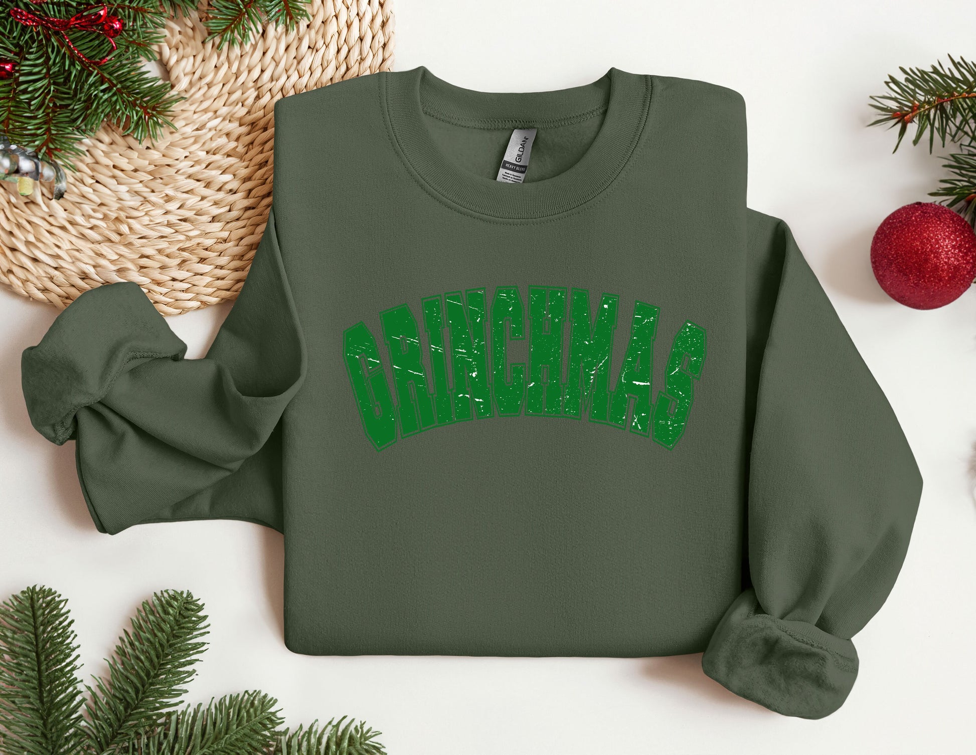 a green sweatshirt with the word grinnas on it