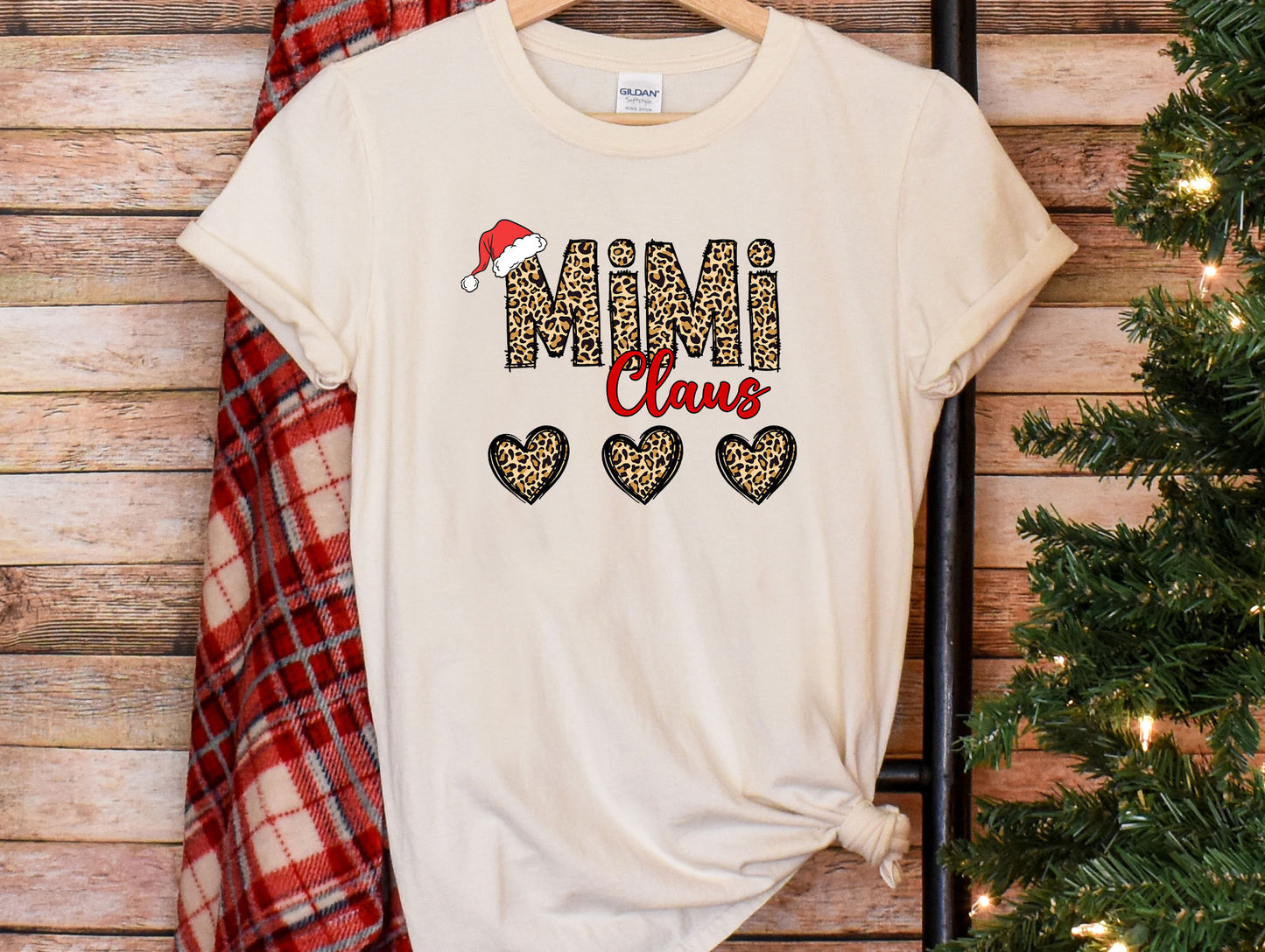 a t - shirt that says mama claus with hearts on it