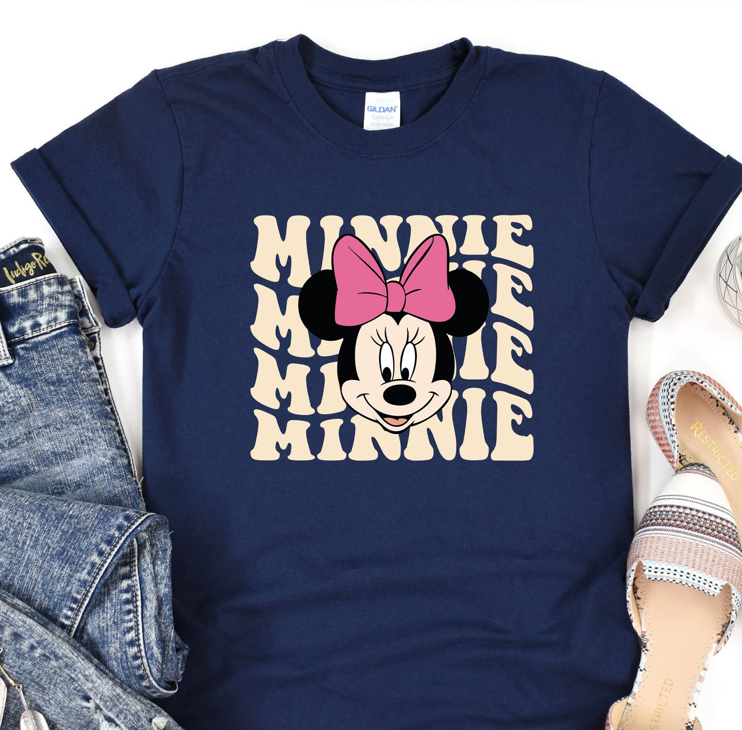 a minnie mouse shirt with a pink bow on it