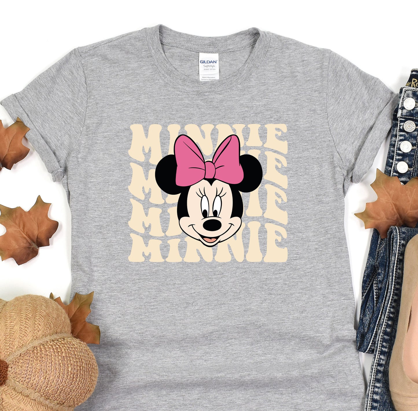 a minnie mouse shirt with a pink bow on it