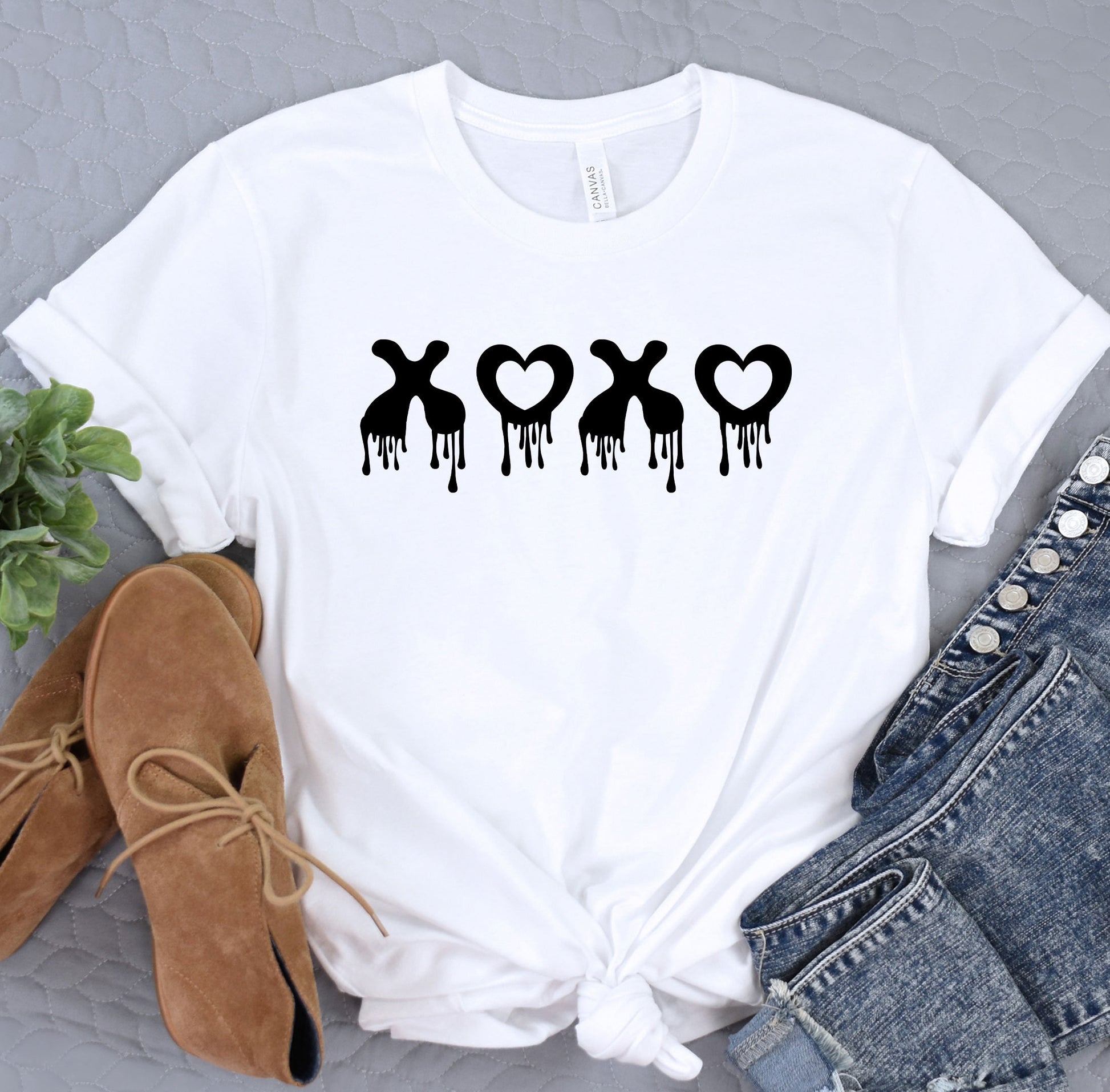 a t - shirt with three giraffes in the shape of a heart