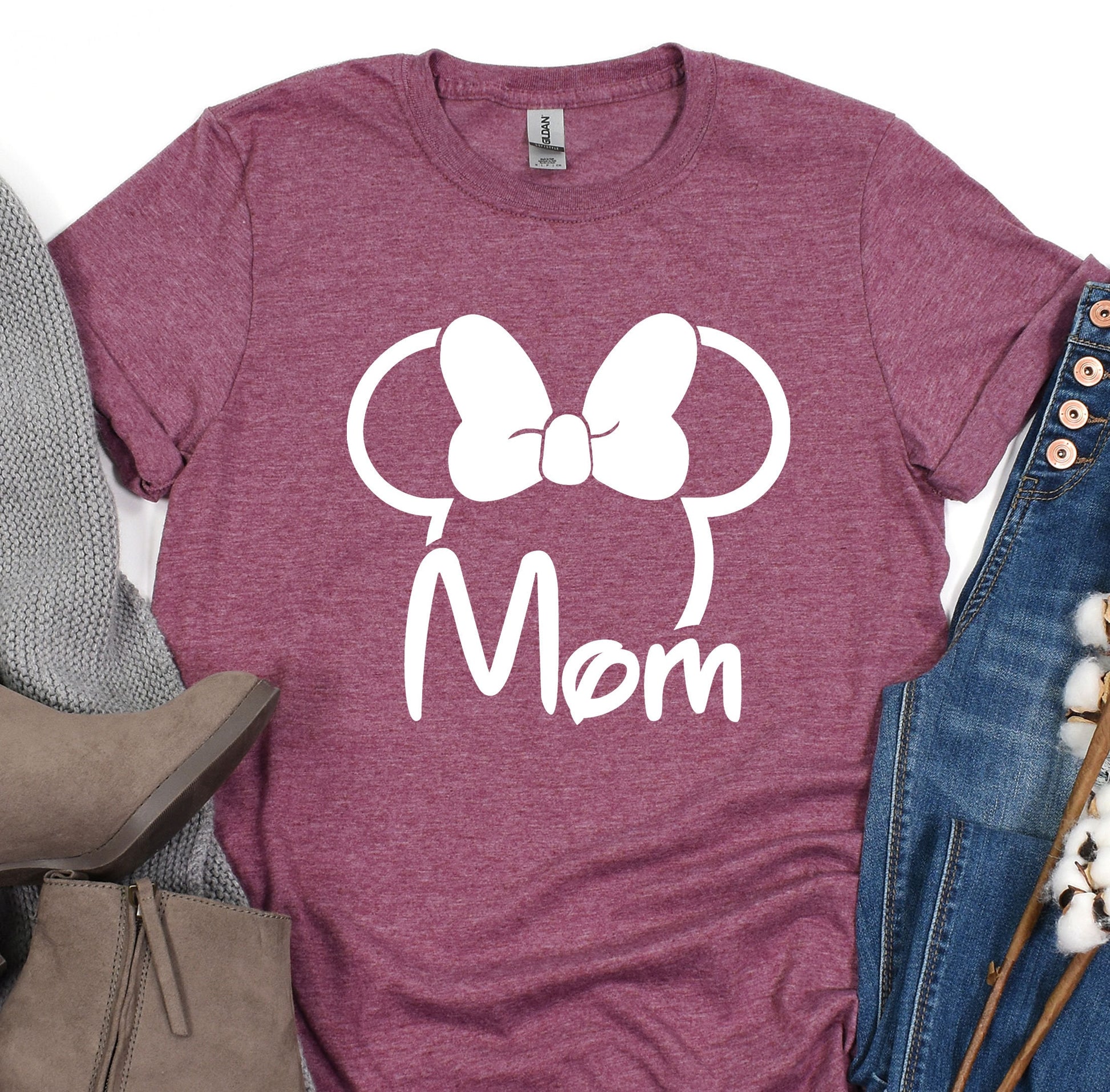 a t - shirt that says mom with a bow on it