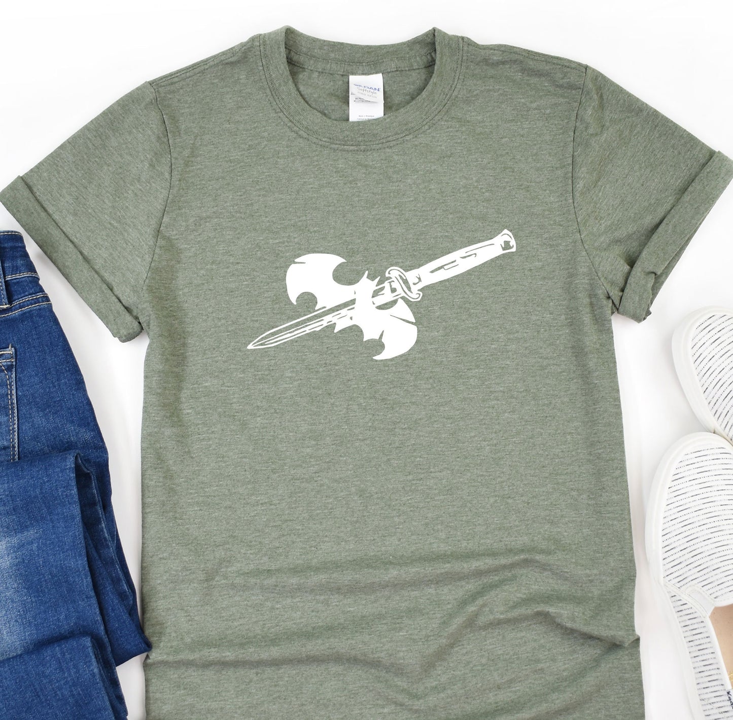 a t - shirt with a gun and a pair of jeans