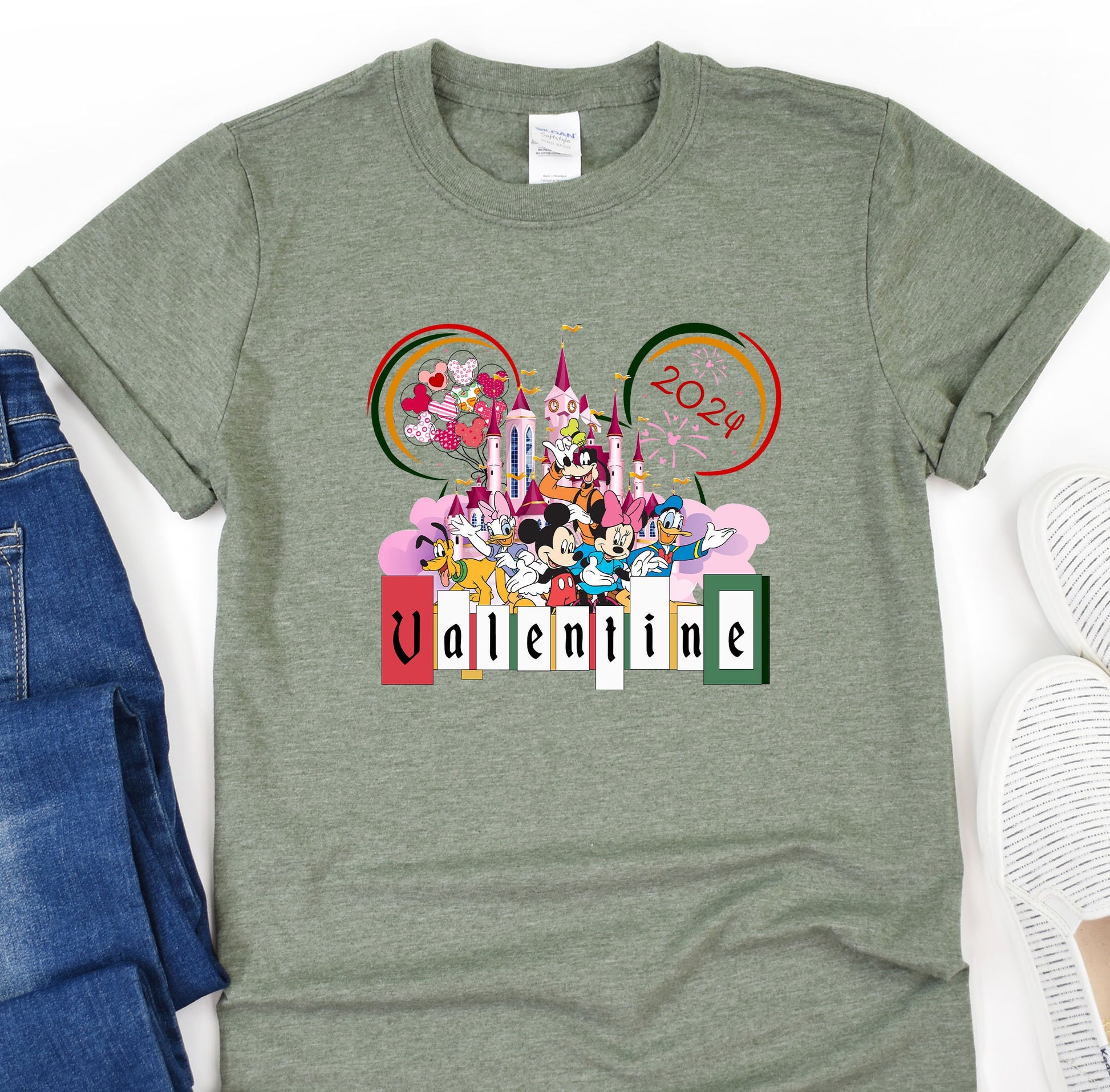 a mickey mouse shirt with the word disneyland on it