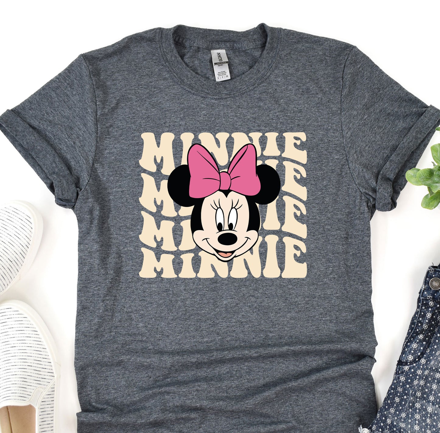 a minnie mouse shirt with a pink bow on it