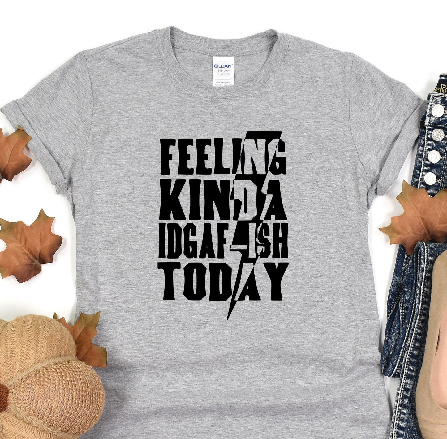 a t - shirt with the words feeling kinda in black on it