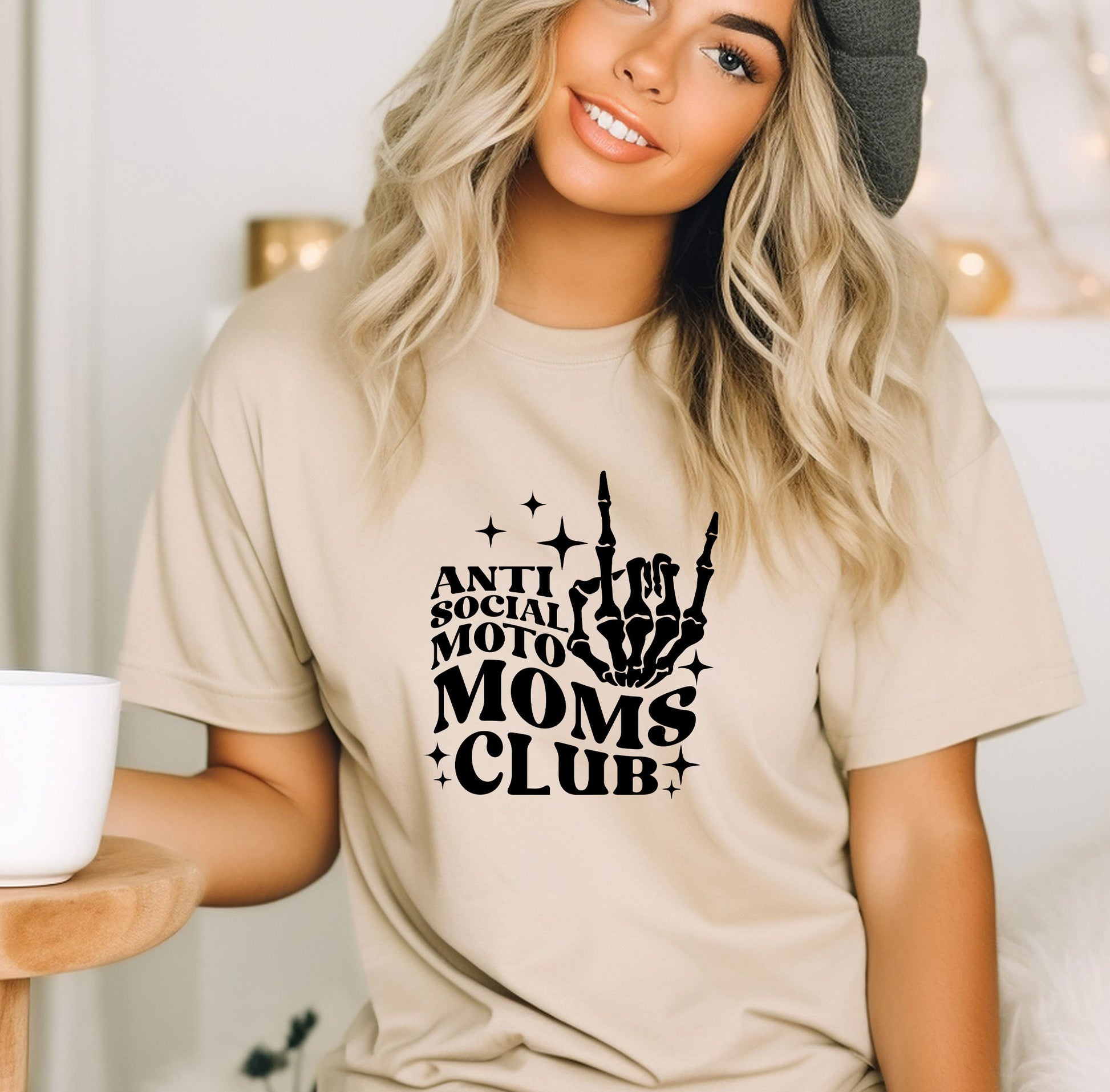 a woman wearing a t - shirt that says anti social moms club