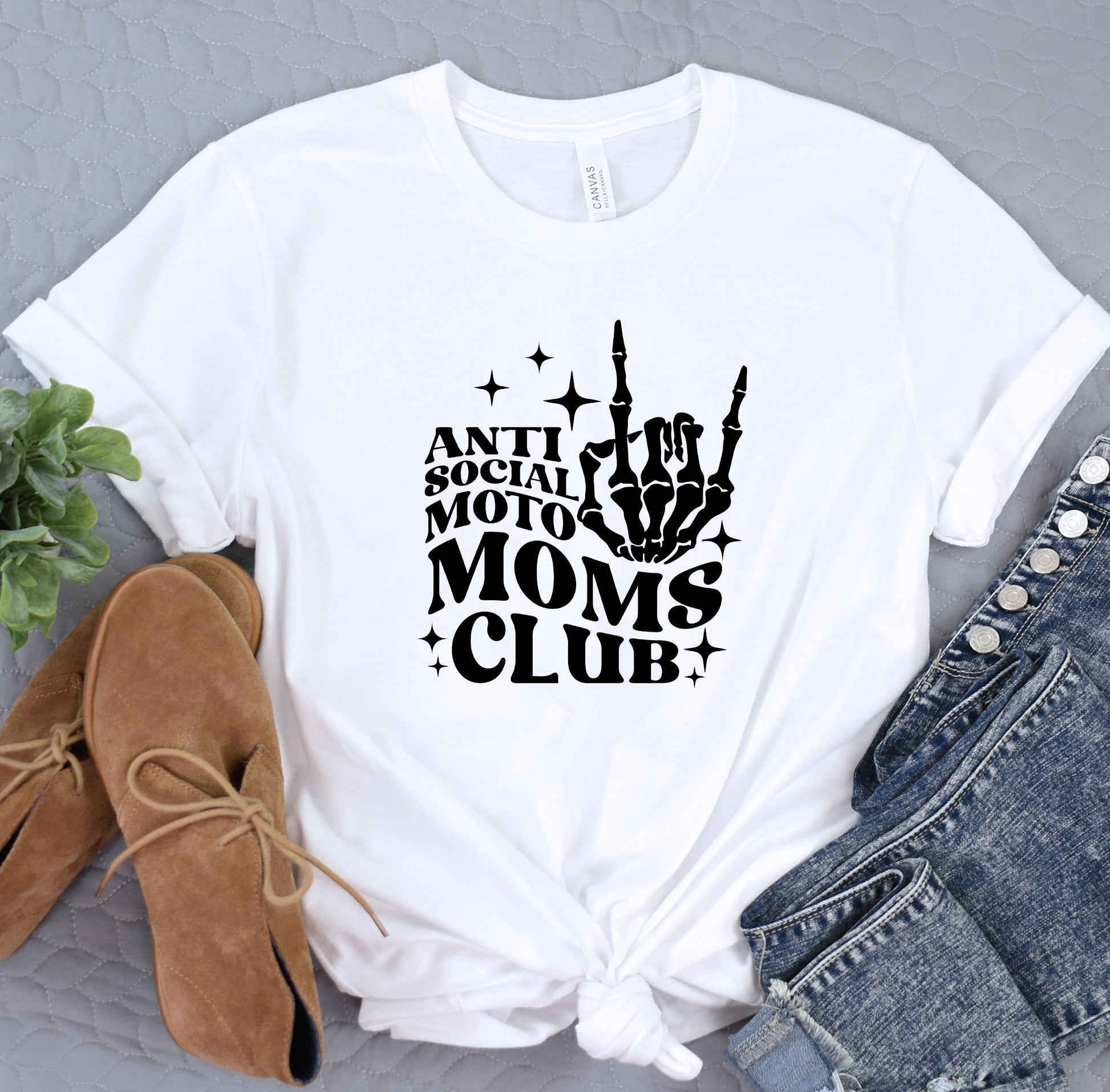 a white t - shirt with the words mom&#39;s club on it