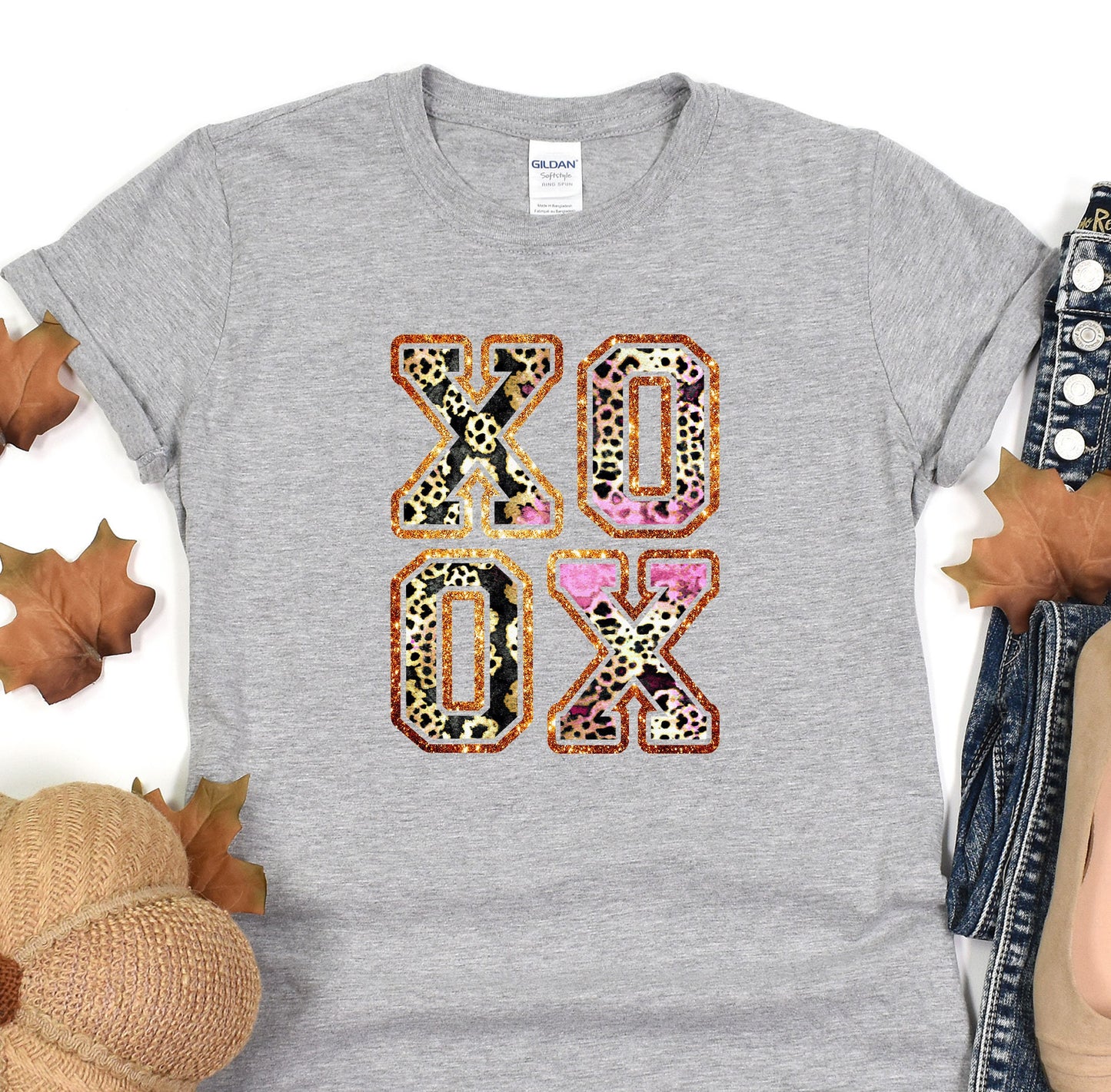 a t - shirt with the letters xo and xo on it