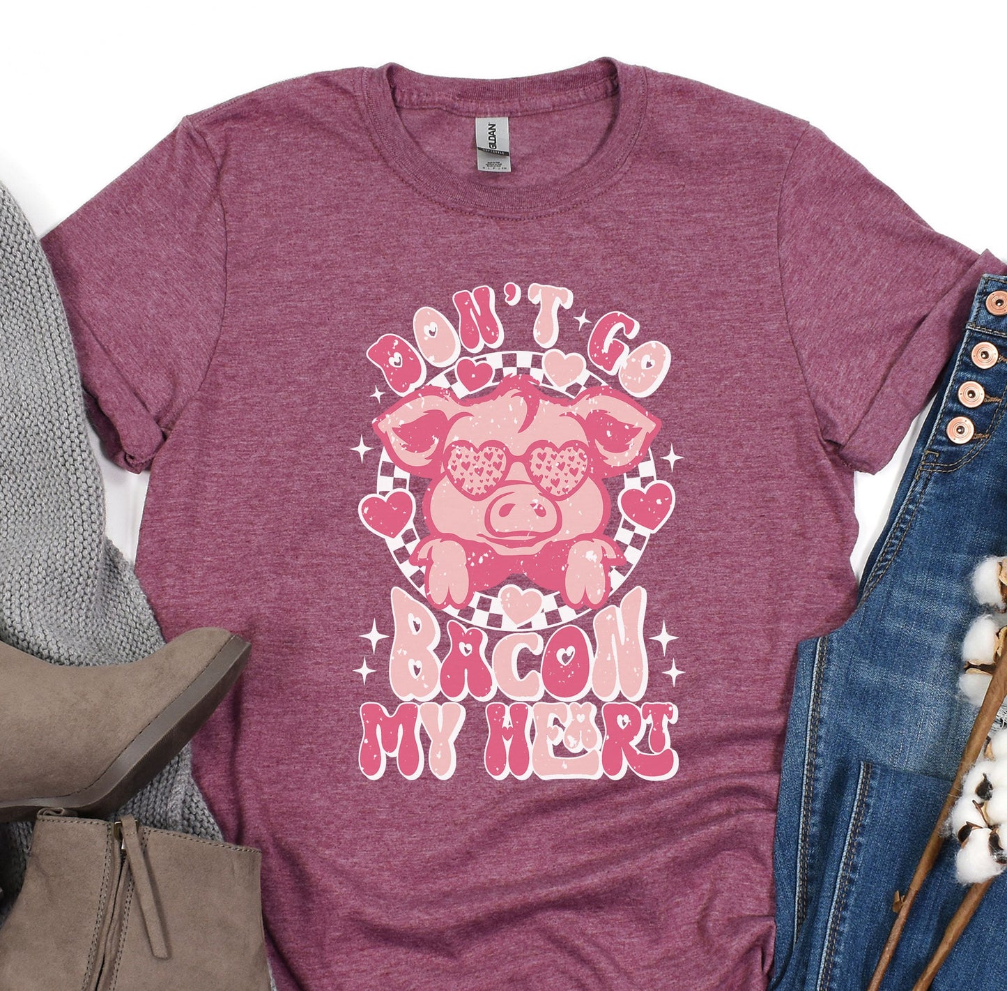 a t - shirt with a pink pig on it