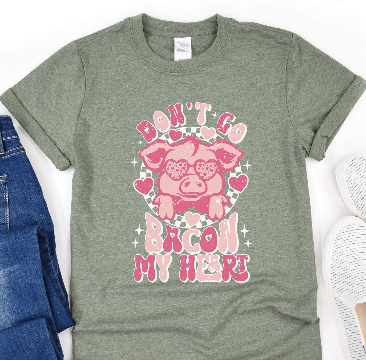 a t - shirt with a pink pig on it