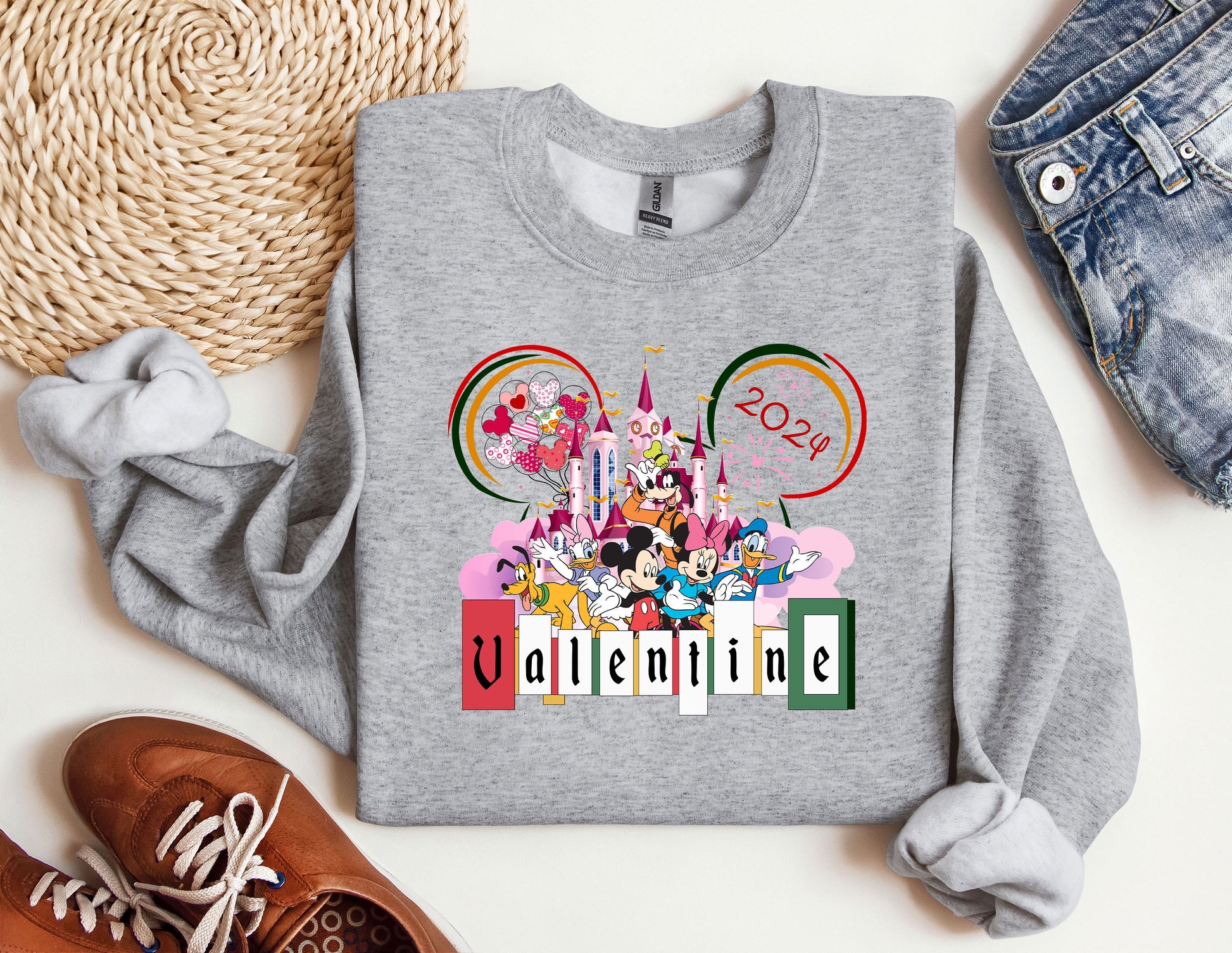 a mickey mouse shirt with the word disneyland on it