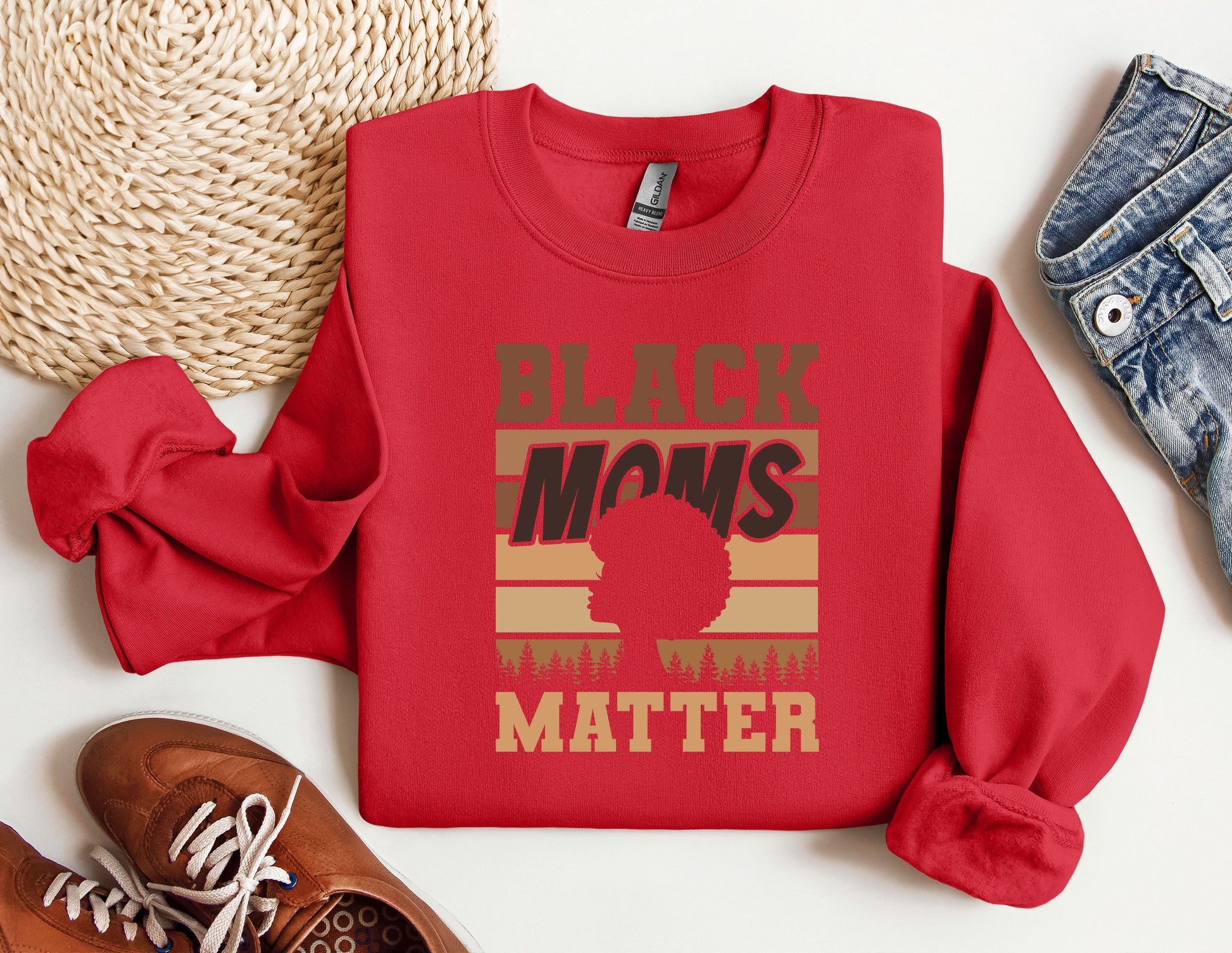 a red sweatshirt with the words black moms with white matter on it